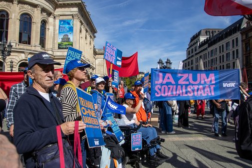 Teilnehmende mit VdK-Bannern bei der DGB-Demo in Frankfurt