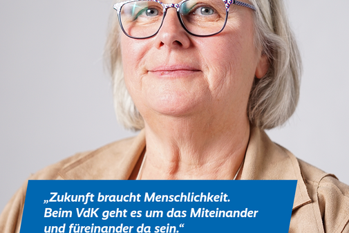 Das Plakatmotiv zeigt am oberen Rand das Logo der Aktion "Alles geht zusammen" und das VdK-Logo, darunter ein großes Portraitfoto von Gabriele Jakob und das Zitat „Zukunft braucht Menschlichkeit. Beim VdK geht es um das Miteinander und darum, füreinander da zu sein.“