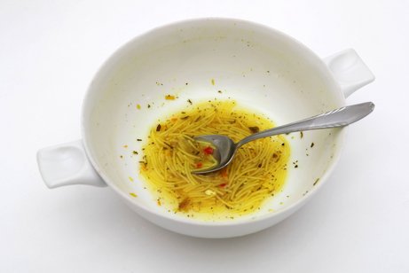 Armut in Deutschland Eine fast leere Suppentasse mit Reste einer Nudelsuppe darin als Symbol für Armut