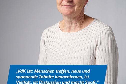 Das Plakatmotiv zeigt am oberen Rand das Logo der Aktion "Alles geht zusammen" und das VdK-Logo, darunter ein großes Portraitfoto von Katrin Dworak und das Zitat „VdK ist: Menschen treffen, neue und spannende Inhalte kennenlernen, Vielfalt, Diskussion und Spaß.“