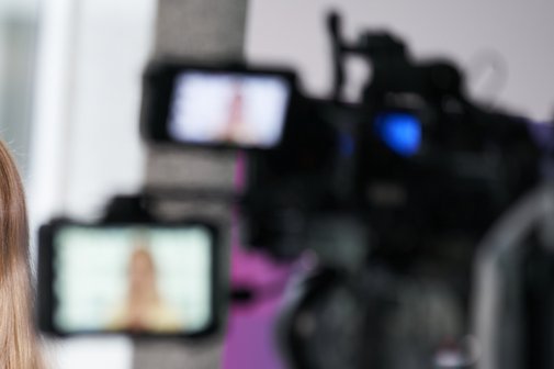 VdK-Präsidentin Verena Bentele wird von einer TV-Kamera gefilmt