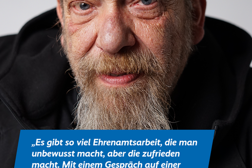 Das Plakatmotiv zeigt am oberen Rand das Logo der Aktion "Alles geht zusammen" und das VdK-Logo, darunter ein gro&szlig;es Portraitfoto von Detlev Bonnekoh und das Zitat &bdquo;Es gibt so viel Ehrenamtsarbeit, die man unbewusst macht, aber die zufrieden macht. Mit einem Gespr&auml;ch auf einer Parkbank kann ich Einsamkeit nehmen.&ldquo;