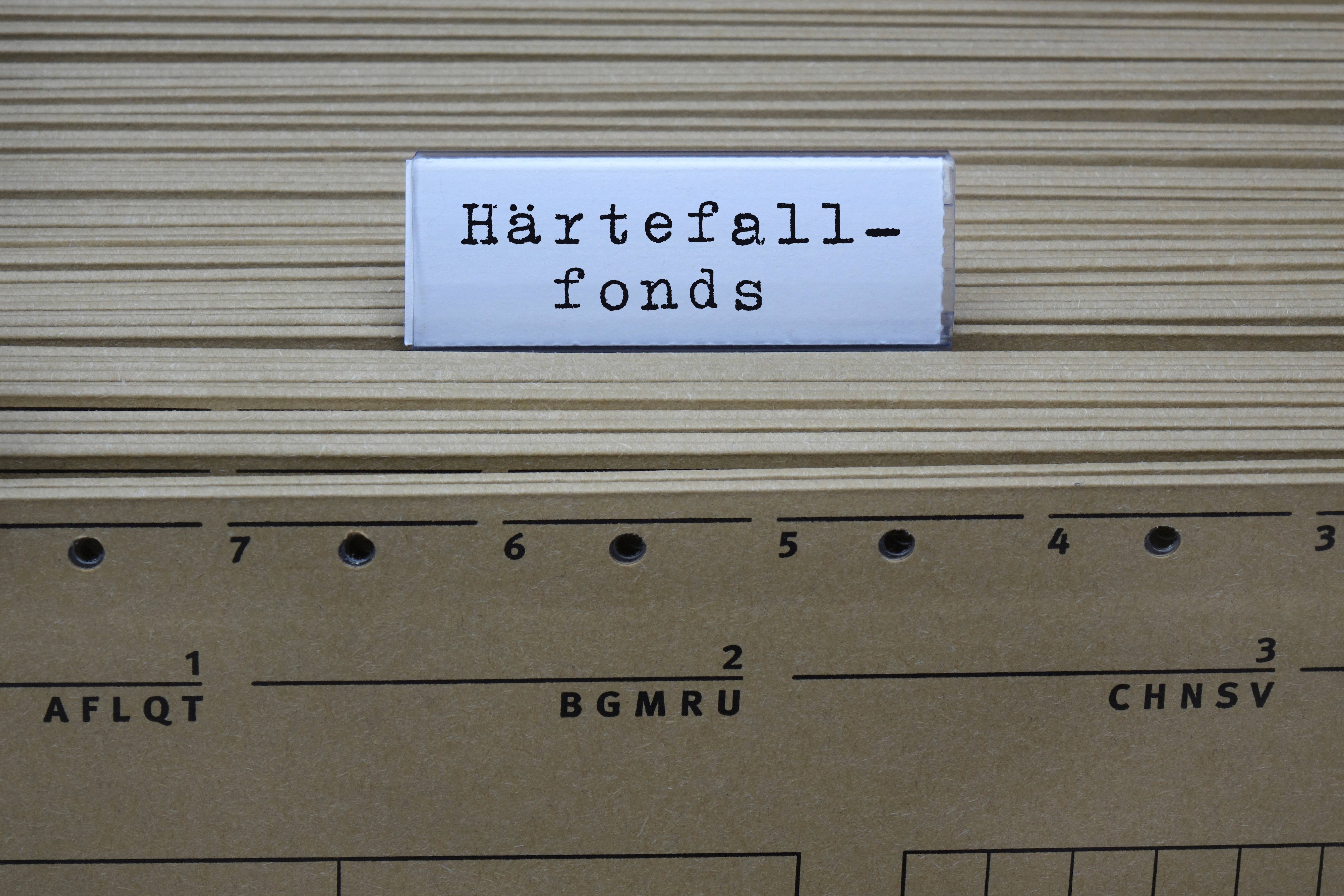 Härtefallfonds Ein Hängeregister mit einer eingehängten Akte mit der Aufschrift "Härtefallfonds"