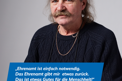 Ein Portraitfoto von Andreas Lorenz mit dem Zitat &bdquo;Ehrenamt ist einfach notwendig. Das Ehrenamt gibt mir etwas zur&uuml;ck. Das ist etwas Gutes f&uuml;r die Menschheit.&ldquo;, au&szlig;erdem das VdK-Logo und das Logo der Aktion "Alles geht zusammen".