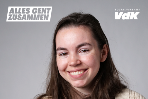 Laura Schmidt Das Bild zeigt ein Portraitfoto von Laura Schmidt und das Zitat "Die Gemeinschaft im VdK bedeutet für mich Zusammenhalt und Unterstützung. Wenn ihr Hilfe braucht, kommt zu uns - wir sind für euch da." Am oberen Bildrand sind das VdK-Logo und das Logo der Aktion Alles geht zusammen.
