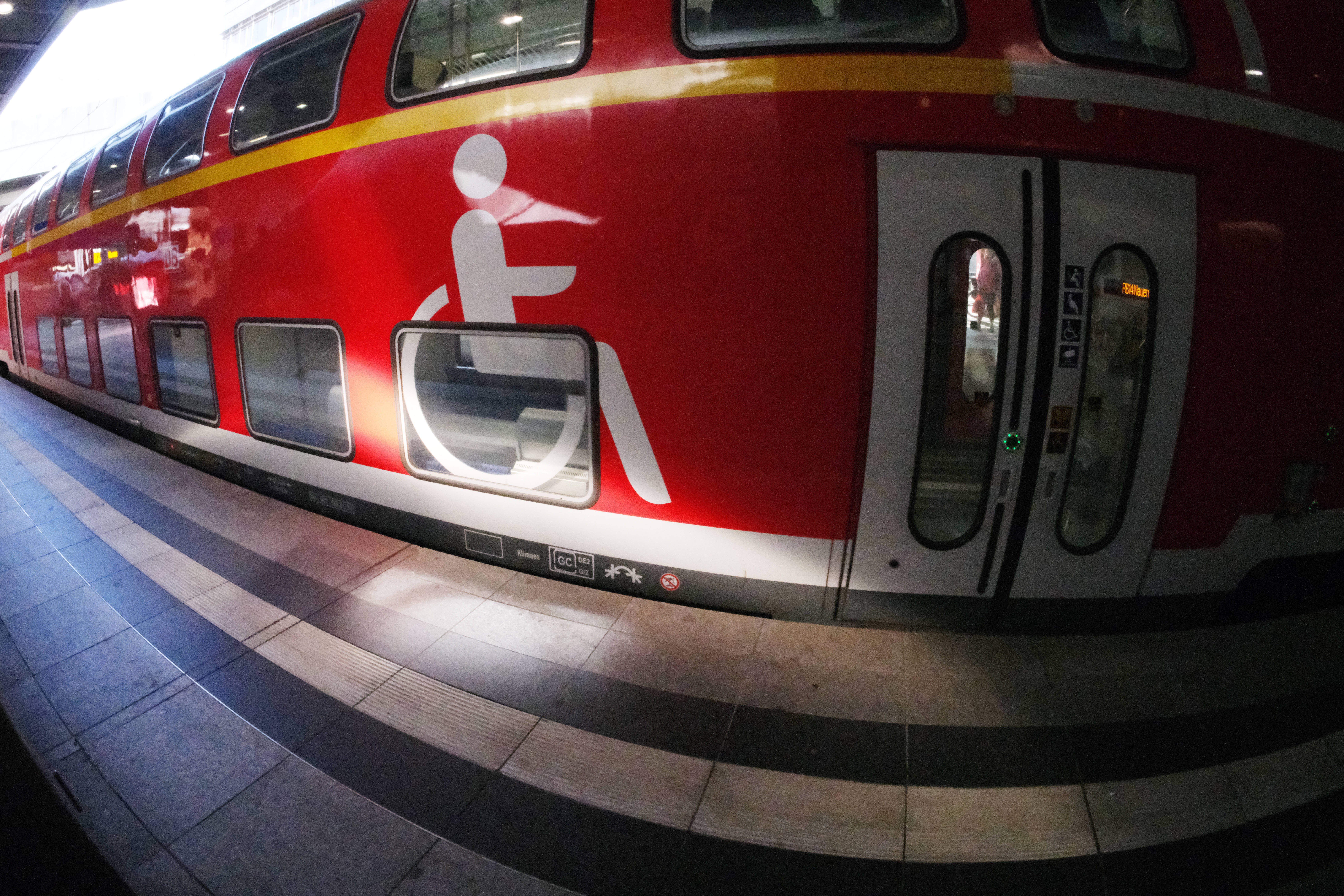 Eine Regionalbahn im Bahnhof S&uuml;dkreuz in Berlin, auf dem Waggon ist ein Rollstuhl-Icon als Zeichen f&uuml;r barrierefreien Waggon angebracht.
