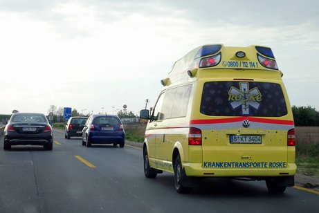 Krankentransport Ein Krankentransport-Fahrtzeug eines privaten Anbieters fährt auf einer Autobahn.