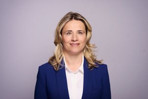 Das Portraitfoto zeigt Verena Bentele, sie tr&auml;gt eine wei&szlig;e Bluse und einen dunkelblauen Blazer