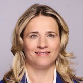 Das Portraitfoto zeigt Verena Bentele, sie tr&auml;gt eine wei&szlig;e Bluse und einen dunkelblauen Blazer
