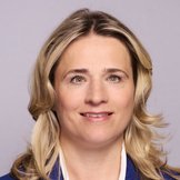 Das Portraitfoto zeigt Verena Bentele, sie tr&auml;gt eine wei&szlig;e Bluse und einen dunkelblauen Blazer