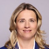 Das Portraitfoto zeigt Verena Bentele, sie tr&auml;gt eine wei&szlig;e Bluse und einen dunkelblauen Blazer