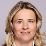Das Portraitfoto zeigt Verena Bentele, sie tr&auml;gt eine wei&szlig;e Bluse und einen dunkelblauen Blazer