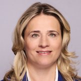 Das Portraitfoto zeigt Verena Bentele, sie tr&auml;gt eine wei&szlig;e Bluse und einen dunkelblauen Blazer