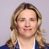 Das Portraitfoto zeigt Verena Bentele, sie tr&auml;gt eine wei&szlig;e Bluse und einen dunkelblauen Blazer
