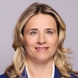 Das Portraitfoto zeigt Verena Bentele, sie tr&auml;gt eine wei&szlig;e Bluse und einen dunkelblauen Blazer