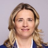 Das Portraitfoto zeigt Verena Bentele, sie tr&auml;gt eine wei&szlig;e Bluse und einen dunkelblauen Blazer