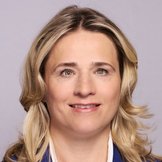 Das Portraitfoto zeigt Verena Bentele, sie tr&auml;gt eine wei&szlig;e Bluse und einen dunkelblauen Blazer