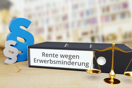 Ordner mit Beschriftung "Rente wegen Erwerbsminderung ", daneben stehen zwei Paragrafen-Zeichen und eine Waage