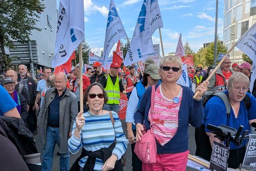 Teilnehmende mit VdK-Bannern bei der DGB-Demo in D&uuml;sseldorf