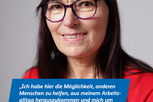 Das Plakatmotiv zeigt am oberen Rand das Logo der Aktion "Alles geht zusammen" und das VdK-Logo, darunter ein gro&szlig;es Portraitfoto von Margit Herkert und das Zitat &bdquo;Ich habe hier die M&ouml;glichkeit, anderen Menschen zu helfen, aus meinem Arbeitsalltag herauszukommen und mich um andere, wertvollere Dinge zu k&uuml;mmern.&ldquo;