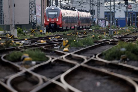 Weichenstellung bei der Rentenpolitik Eine Regionalbahn fährt am Kölner Hauptbahnhof, man sieht zahlreiche Gleise und Weichen der Strecke.