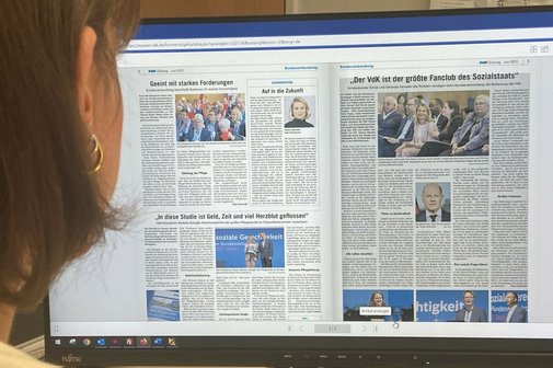 E-Zeitung Jemand sieht sich die VdK-Zeitung auf dem Bildschirm an.