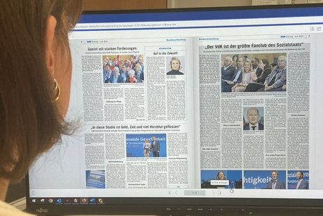 E-Zeitung Jemand sieht sich die VdK-Zeitung auf dem Bildschirm an.