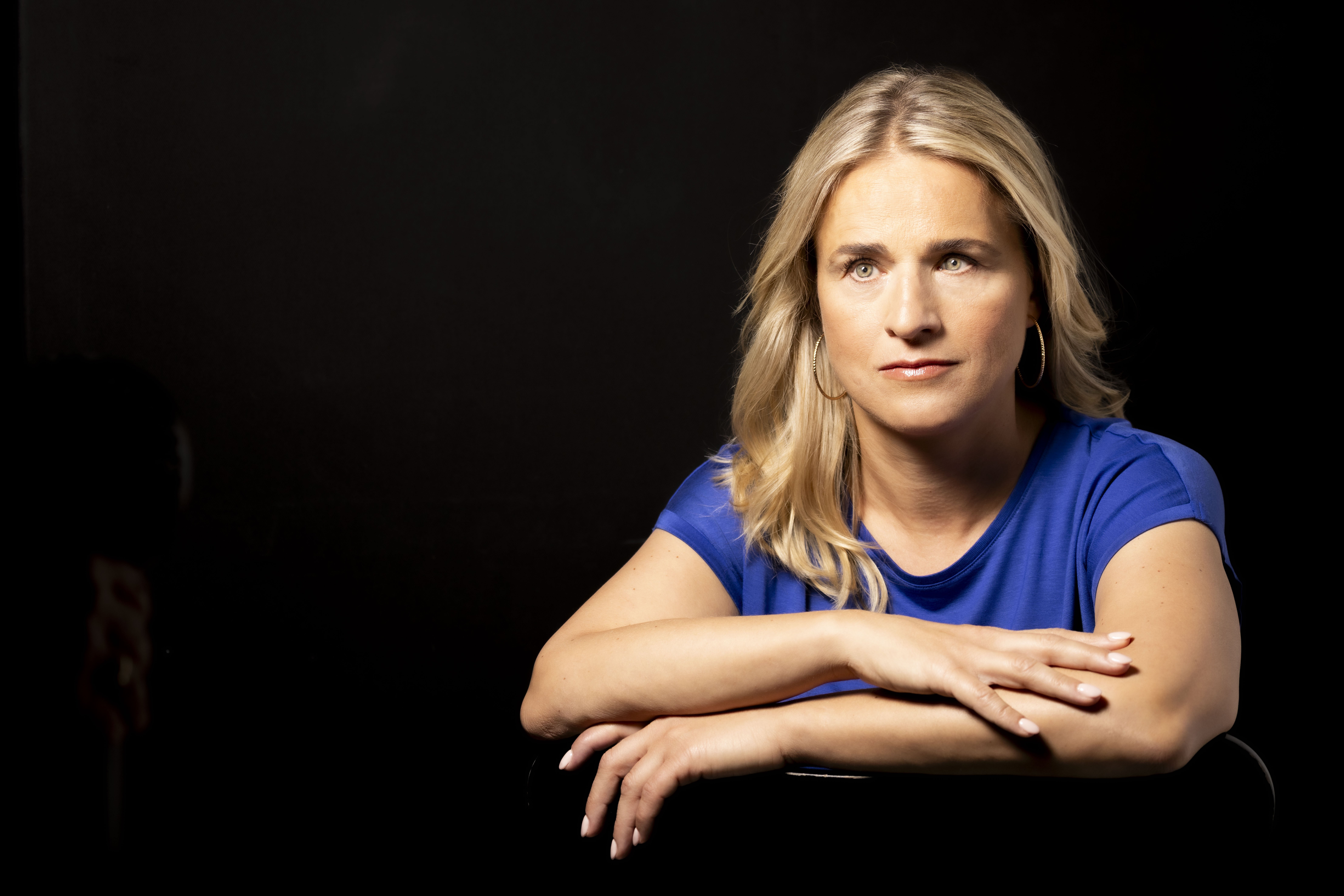Verena Bentele Verena Bentele sitzt auf einem Stuhl, hat die Arme verschränkt auf der Lehne abgelehnt.