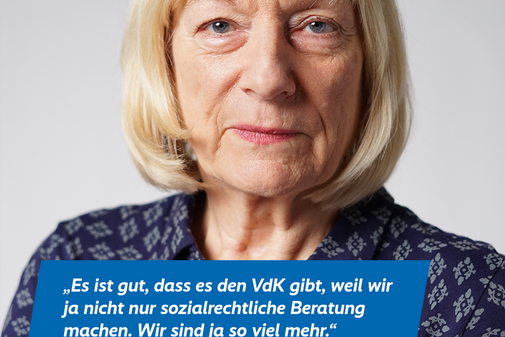 Das Plakatmotiv zeigt am oberen Rand das Logo der Aktion "Alles geht zusammen" und das VdK-Logo, darunter ein gro&szlig;es Portraitfoto von Rosi Kluth-M&uuml;nch und das Zitat &bdquo;Es ist gut, dass es den VdK gibt, weil wir ja nicht nur sozialrechtliche Beratung machen. Wir sind ja so viel mehr.&ldquo;