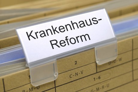 H&auml;ngende Akten in einem H&auml;ngeregister, ob ein Schildchen mit der Beschriftung "Krankenhaus-Reform"