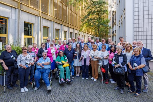 Gruppenbild VdK-Ehrenamt Gruppenfoto der ehrenamtlich Engagierten mit VdK-Präsidentin Verena Bentele im Innenhof des Kinos Delphi Lux in Berlin.