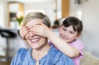 Mutter und Kind spielen zusammen zu Hause