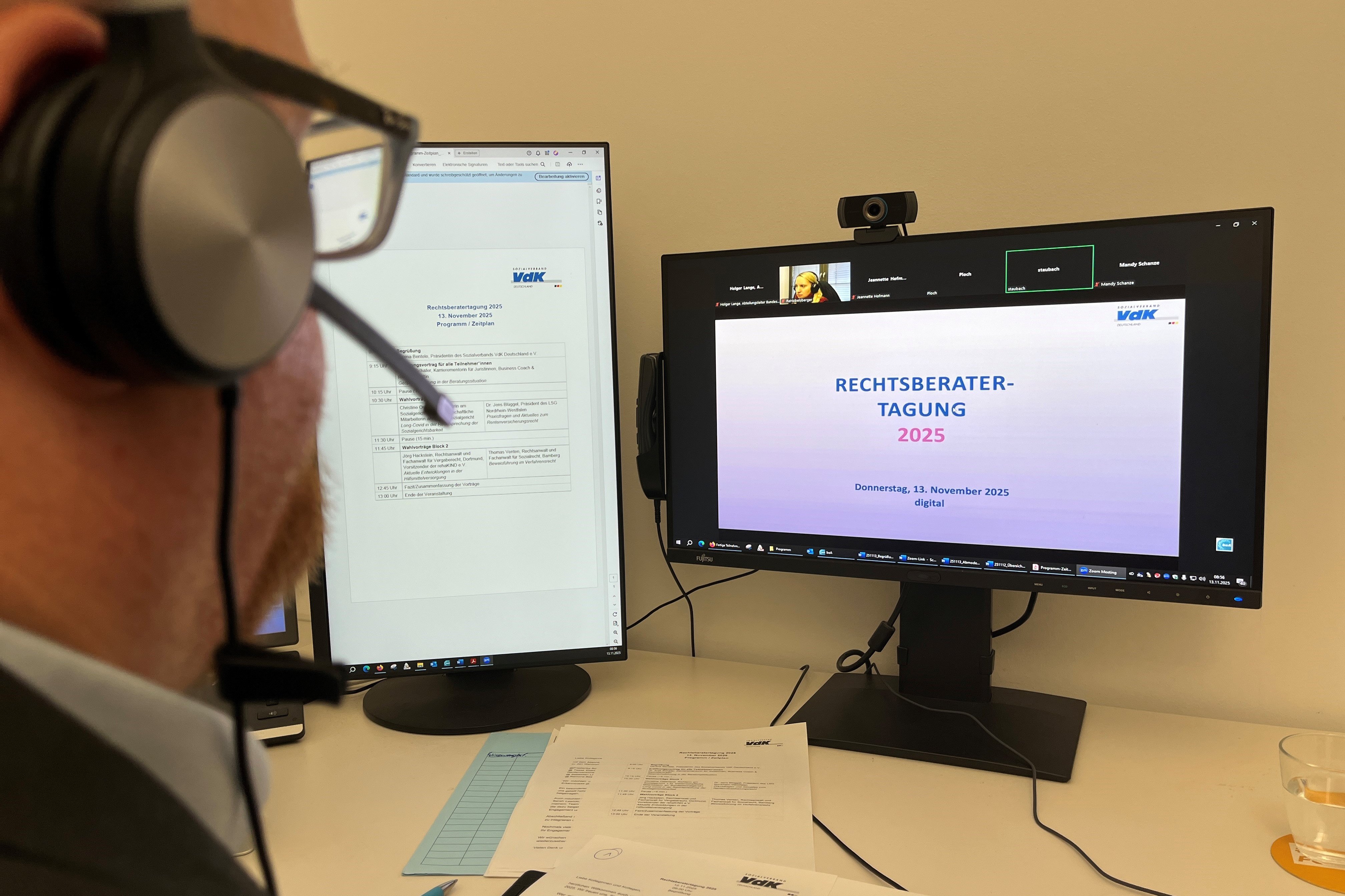 Der Leiter der Rechtsabteilung, Holger Lange, sitzt mit einem Headset vor zwei Monitoren und folgt der virtuellen VdK-Rechtsberatertagung 2025.