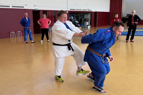 Das Foto zeigt Claudia Menges beim Judo-Training, sie zeigt einen Griff bei ihrem Trainingspartner.