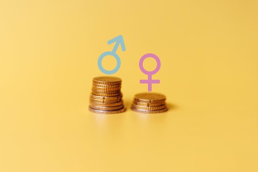 Zwei ungleich hohe Münz-Stapel. Über dem höheren ist ein Symbol für "männlich", über dem niedrigeren ein Symbol für "weiblich"