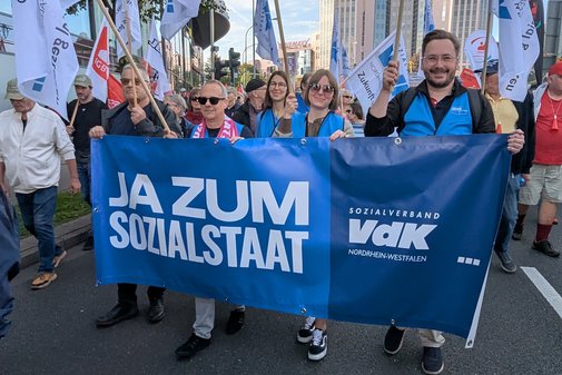 Teilnehmende mit VdK-Bannern bei der DGB-Demo in Essen