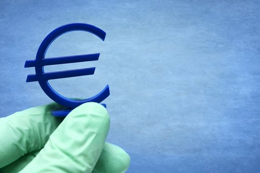 Kosten Gesundheitssystem Symbolfoto für Gesundheitskosten: Eine Hand im Latexhandschuh hält ein großes Eurozeichen