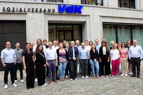 VdK-KoK 2026 Gruppenfoto: Teilnehmerinnen und Teilnehmer des Koordinierungskreises Sozialrecht und Sozialpolitik vor der VdK-Bundesgeschäftsstelle in Berlin