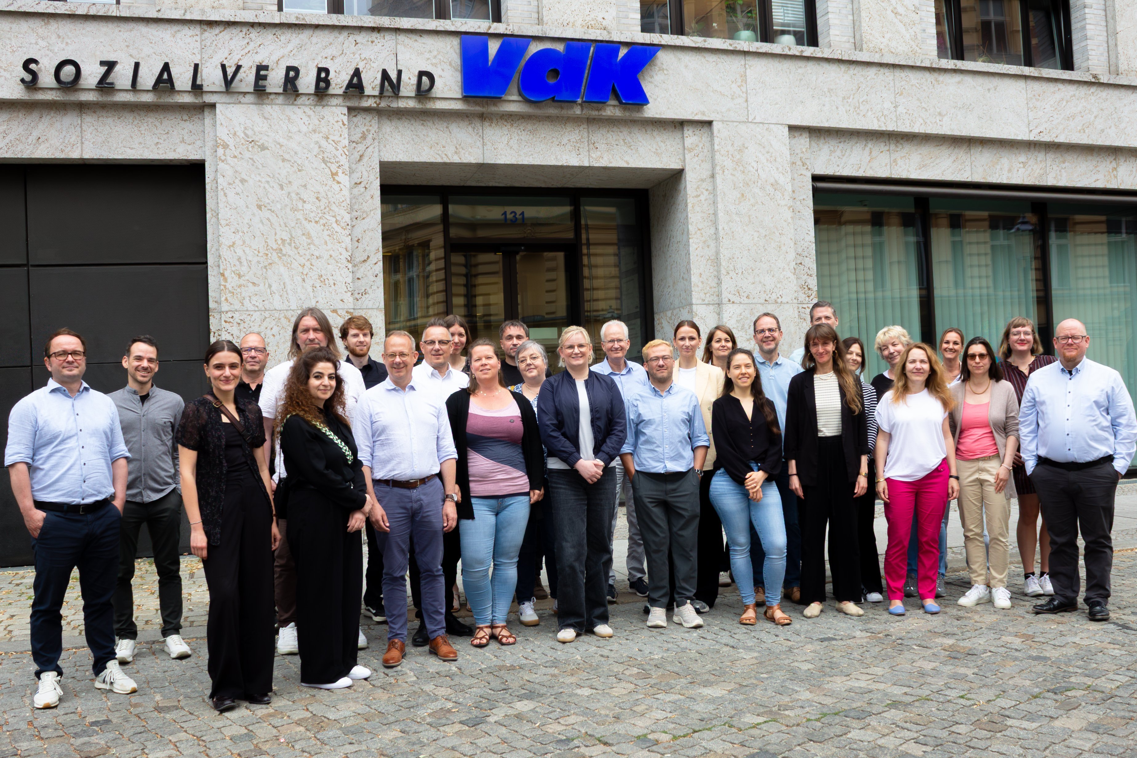 VdK-KoK 2026 Gruppenfoto: Teilnehmerinnen und Teilnehmer des Koordinierungskreises Sozialrecht und Sozialpolitik vor der VdK-Bundesgeschäftsstelle in Berlin