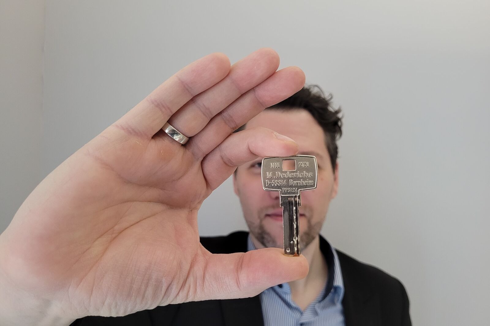 Euroschlüssen Ein Mann hält den Euroschlüssel für Behindertentoiletten in der Hand.