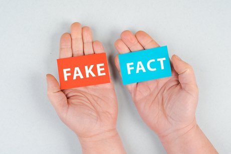 Fakenews zur Rente Jemand hält beide Hände mit den Handflächen nach oben, in jeder Hand liegt ein Schild: Links ein rotes mit der Aufschrift "Fake", rechts ein blauens mit der Aufschreift "Fact"