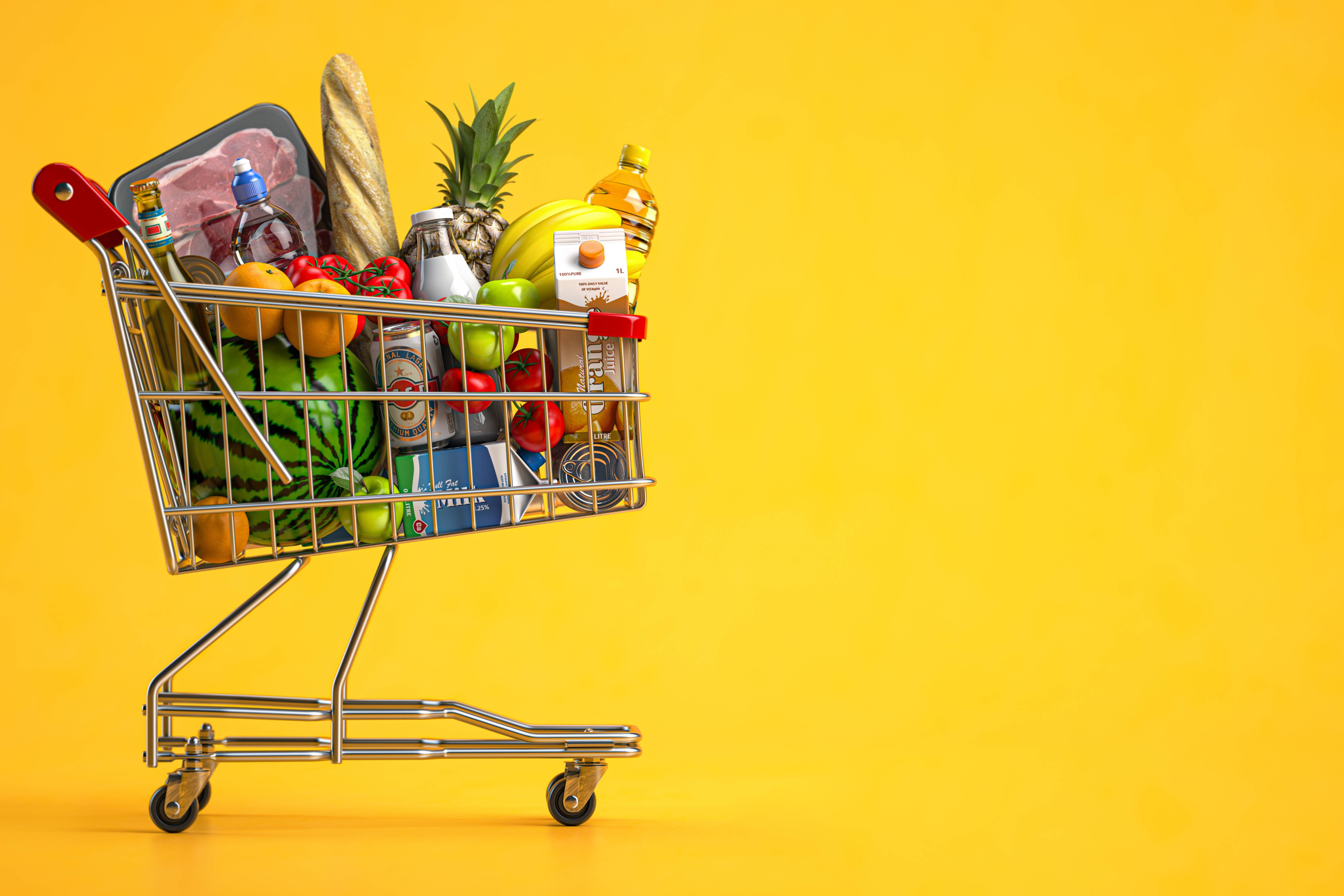 Lebensmittelpreise Ein kleiner Spielzeug-Einkaufswagen, gefüllt mit Miniaturen von Lebensmitteln