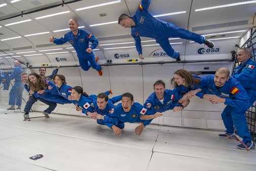 Parabelflug ESA John McFall mit anderen ESA-Astronautinnen und Astronauten bei einem Parabelflug, sie schweben durch das Flugzeug