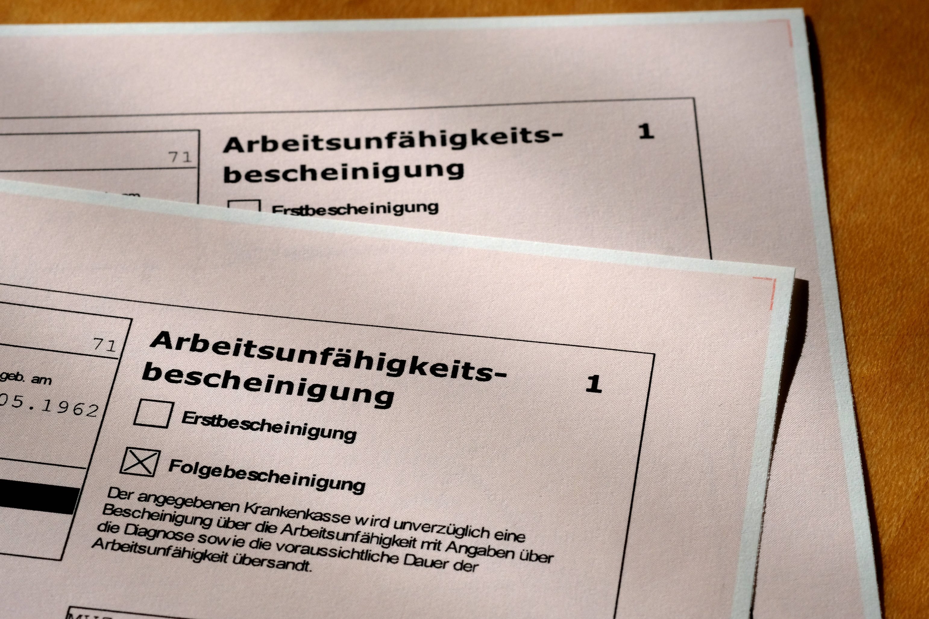 Arbeitsunfähigkeitsbescheinigung Eine Arbeitsunfähigkeitsbescheinigung vom Hausarzt, auf der "Folgebescheinigung" angekreuzt ist