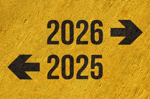Auf goldgelbem Hintergrund steht die Zahl 2026 mit einem Pfeil nach rechts und darunter die Zahl 2025 mit einem Pfeil nach links. 