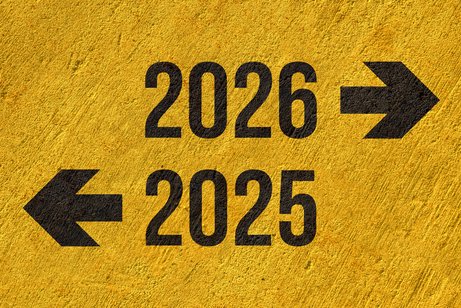 Was ändert sich 2026? Auf goldgelbem Hintergrund steht die Zahl 2026 mit einem Pfeil nach rechts und darunter die Zahl 2025 mit einem Pfeil nach links.