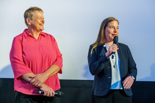 Katharina Schurk und Katarina Peranić stehen nebeneinander.