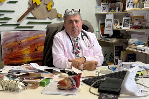 Dr. Amin Ballouz, Landarzt Dr. Amin Ballouz sitzt am Schreibtisch in seiner Hausarztpraxis.