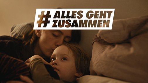 Eine junge Frau gibt ihrem Kleinkind im Bett einen Gutenachkuss auf die Stirn. Darüber das Logo der Aktion Alles geht zusammen.