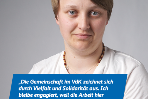 Miriam Wagner Das Bild zeigt ein Portraitfoto von Miriam Wagner und das Zitat „Die Gemeinschaft im VdK zeichnet sich durch Vielfalt und Solidarität aus. Ich bleibe engagiert, weil die Arbeit hier Freude bereitet und man tatsächlich etwas bewirken kann.“ Am oberen Bildrand sind das VdK-Logo und das Logo der Aktion Alles geht zusammen.